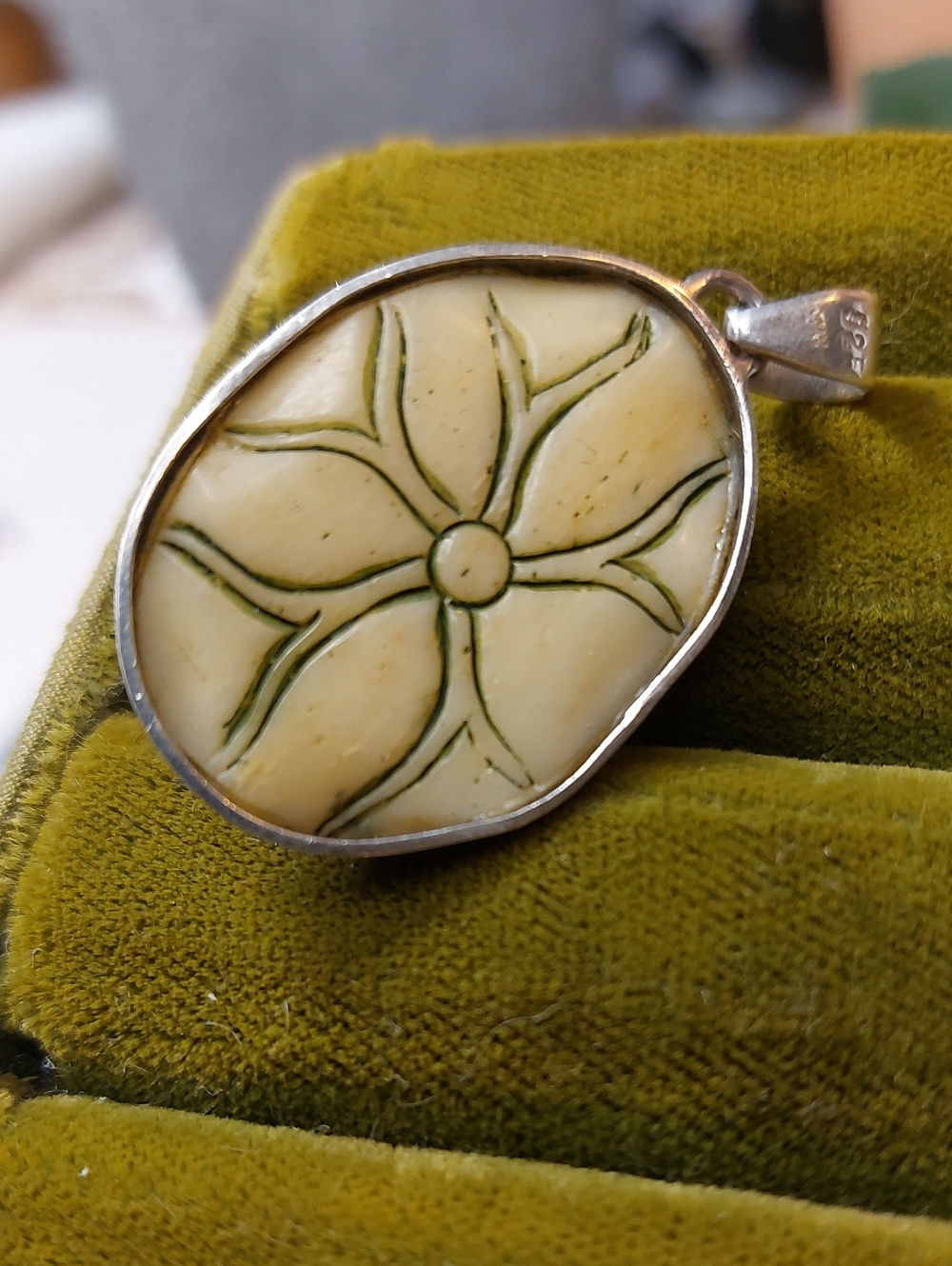 925 Sterling Silver Carved Bone Frog Pendant Unique 3D - Picture 3 of 5